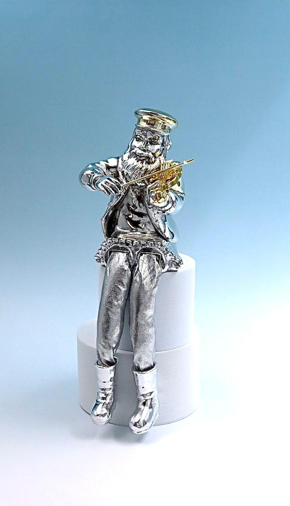 A seated Hasidic playing a violin, made of electroformed silver plating and gold plating.