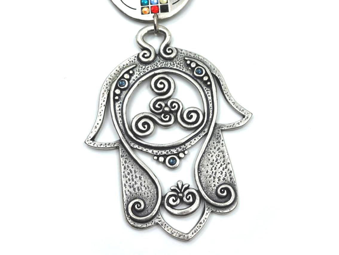 Hamsa with the dove of peace